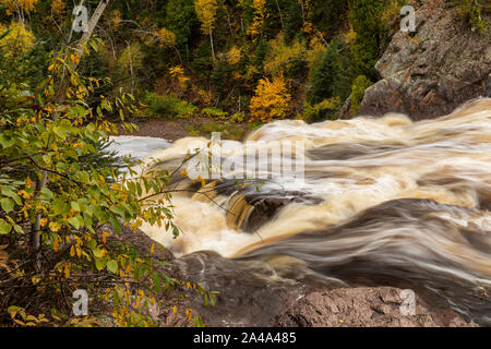 Die Oberseite der Taufe River Wasserfall im Herbst Stockfoto