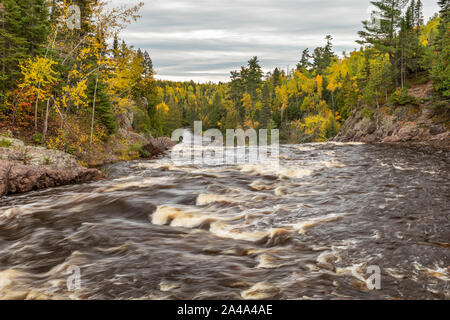 Die Oberseite der Taufe River Wasserfall im Herbst Stockfoto