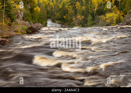 Die Oberseite der Taufe River Wasserfall im Herbst Stockfoto