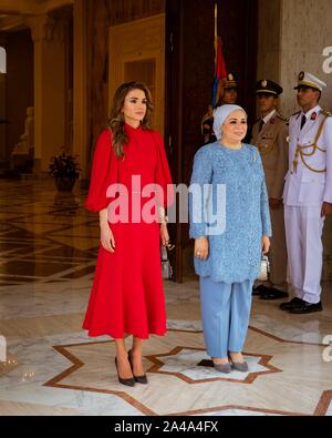 Kairo, Ägypten. 10 Okt, 2019. TM König Abdullah II. und Königin Rania Al Abdullah mit ägyptischen Präsidenten Abdel Fattah El Sisi, und seiner Frau Entissar El Sisi, die während eines Besuchs auf EgyptCairo, am 10. Oktober 2019, Quelle: Royal Hashemite Court Albert Nieboer/Niederlande/Point de Vue |/dpa/Alamy leben Nachrichten Stockfoto