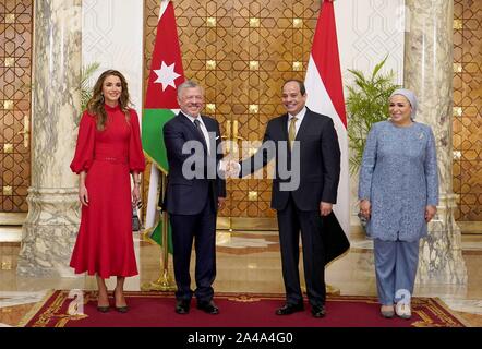 Kairo, Ägypten. 10 Okt, 2019. TM König Abdullah II. und Königin Rania Al Abdullah mit ägyptischen Präsidenten Abdel Fattah El Sisi, und seiner Frau Entissar El Sisi, die während eines Besuchs auf EgyptCairo, am 10. Oktober 2019, Quelle: Royal Hashemite Court Albert Nieboer/Niederlande/Point de Vue |/dpa/Alamy leben Nachrichten Stockfoto