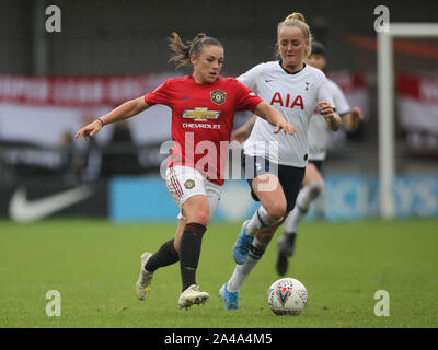 Von Manchester United Kirsty Hanson (links) und Tottenham Hotspur ist Chloe Peplow Kampf um den Ball während Super der FA Frauen Liga Match am Bienenstock, Barnett. Stockfoto