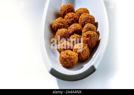 Falafel Kugeln auf einem weißen Hintergrund. Falafel ist ein traditionelles Middle Eastern Food, häufig in ein Fladenbrot serviert. Stockfoto