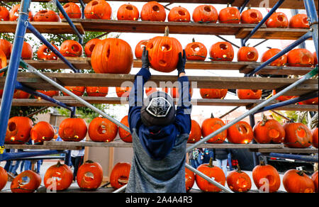 Chicago, USA. 12 Okt, 2019. Ein Knabe setzt seine fertigen Kürbis auf einem Messestand während ein kürbisfest im Highwood, Illinois, USA, am Okt. 12, 2019. Quelle: Joel Lerner/Xinhua/Alamy leben Nachrichten Stockfoto