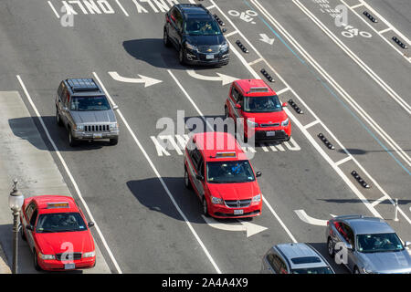 Taxis und andere Fahrzeuge auf der Pennsylvania Ave., NW, Washington, DC. Stockfoto