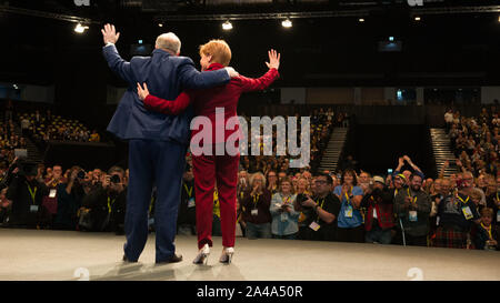 Aberdeen, Großbritannien. 13. Oktober 2019. Bild: (links) Ian Blackford MP-Westminster Führer für die Scottish National Party (SNP); (rechts) Nicola Sturgeon MSP - Erster Minister von Schottland und Leiter der Scottish National Party (SNP). Scottish National Party (SNP) Konferenz an der Aberdeen Exhibition Conference Centre (AECC). Credit: Colin Fisher/Alamy leben Nachrichten Stockfoto