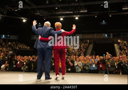 Aberdeen, Großbritannien. 13. Oktober 2019. Bild: (links) Ian Blackford MP-Westminster Führer für die Scottish National Party (SNP); (rechts) Nicola Sturgeon MSP - Erster Minister von Schottland und Leiter der Scottish National Party (SNP). Scottish National Party (SNP) Konferenz an der Aberdeen Exhibition Conference Centre (AECC). Credit: Colin Fisher/Alamy leben Nachrichten Stockfoto