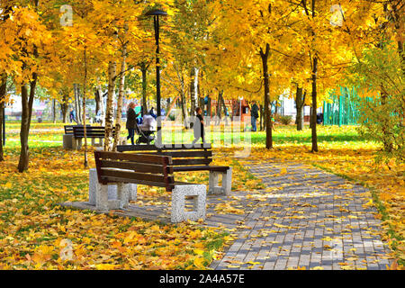 Moskau, Russland - 3. Oktober. 2019. Schöner Stadtherbstpark mit Bank Stockfoto