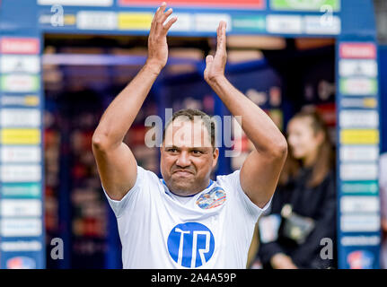 Hamburg, Deutschland. 13 Okt, 2019. Ailton der HSV Allstar Team betritt das Stadion während der Abschied Spiel der ehemalige HSV-Profi van der Vaart. Quelle: Axel Heimken/dpa/Alamy leben Nachrichten Stockfoto