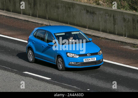 2014 Blau Volkswagen Polo SE TDI; Reisen auf der Autobahn M6 in der Nähe von Preston in Lancashire, Großbritannien Stockfoto