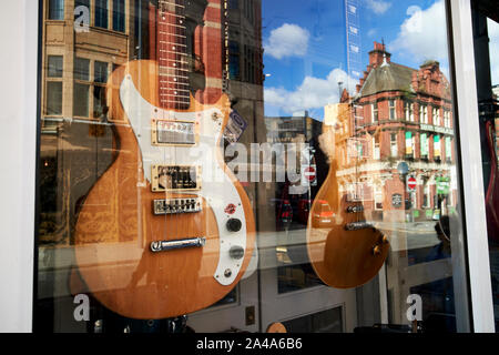 Verwendet E-Gitarren für den Verkauf in einem Musikgeschäft Fenster anzeigen Liverpool England Großbritannien Stockfoto