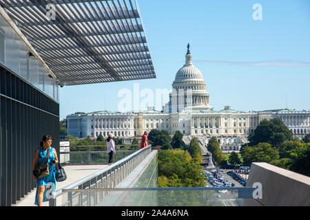 Newseum Visiotrs auf der Terrasse mit Blick auf der Pennsylvania Ave., NW, und die US-Kapitol in Washington, DC. Stockfoto