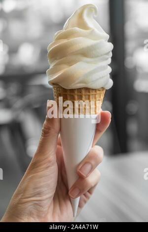 - Aus der Nähe Ansehen der Frau Hand ein Eis Stockfoto