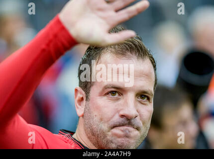 Hamburg, Deutschland. 13 Okt, 2019. Rafael van der Vaart, der ehemalige HSV-Profi, durch das Publikum für sein abschiedsspiel. Quelle: Axel Heimken/dpa/Alamy leben Nachrichten Stockfoto