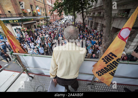 Camden Center, Judd Street, London, UK. 3. August 2015. Jeremy Corbyn MP und andere prominente Persönlichkeiten der Linken sammeln im Camden Center in der Nähe von K Stockfoto