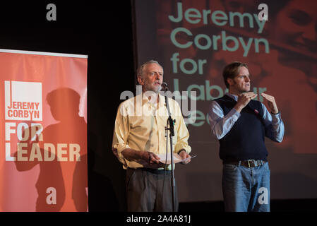 Camden Center, Judd Street, London, UK. 3. August 2015. Jeremy Corbyn MP und andere prominente Persönlichkeiten der Linken sammeln im Camden Center in der Nähe von K Stockfoto