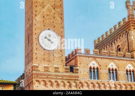 Siena, Italien - 03. März 2019: Torre del Mangia, an der berühmten Piazza del Campo entfernt Stockfoto