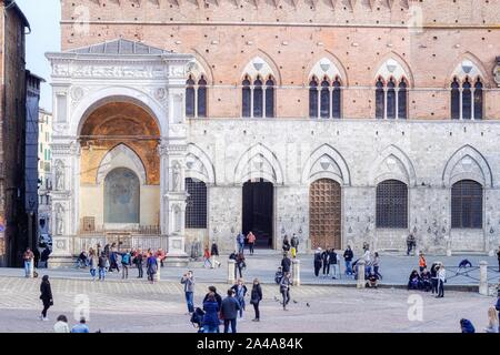 Siena, Italien - 03. März 2019: Piazza del Campo in der toskanischen Stadt, in der Nähe von Florenz in Italien. Der Platz ist berühmt in der ganzen Welt als die berühmten Pali Stockfoto