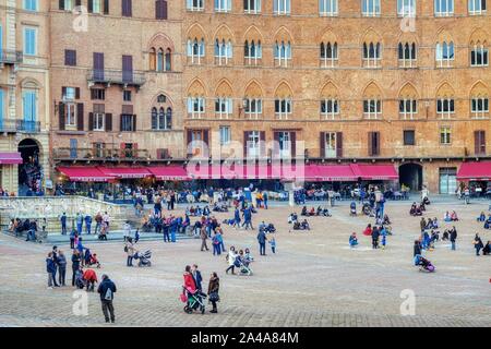 Siena, Italien - 03. März 2019: Piazza del Campo in der toskanischen Stadt, in der Nähe von Florenz in Italien. Der Platz ist berühmt in der ganzen Welt als die berühmten Pali Stockfoto