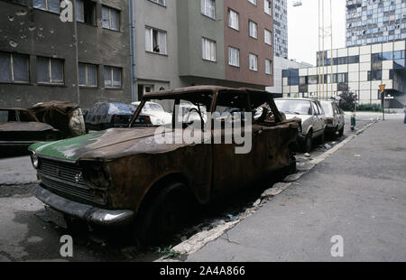 5. Juni 1993 während der Belagerung von Sarajevo: autowracks auf Kralja Tvrtka Straße, am westlichen Rand der Innenstadt. Die Straße ist in direkter Linie mit dem belagerten bosnischen Serben, kaum 300 Meter entfernt. Stockfoto