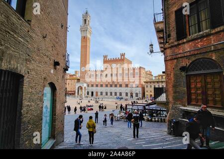 Siena, Italien - 03. März 2019: Piazza del Campo in der toskanischen Stadt, in der Nähe von Florenz in Italien. Der Platz ist berühmt in der ganzen Welt als die berühmten Pali Stockfoto