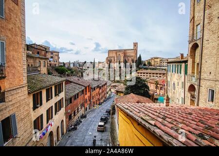 Siena, Italien - 03. März 2019: Blick auf die toskanische Stadt mit der Kirche von San Domenico im Hintergrund Stockfoto