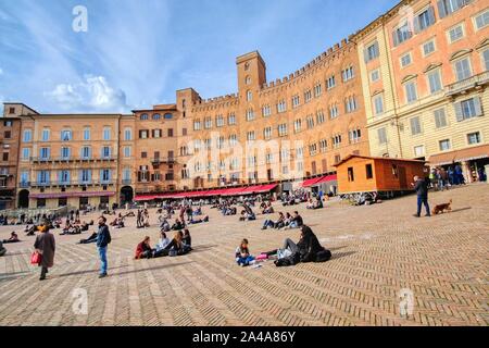 Siena, Italien - 03. März 2019: Piazza del Campo in der toskanischen Stadt, in der Nähe von Florenz in Italien. Der Platz ist berühmt in der ganzen Welt als die berühmten Pali Stockfoto
