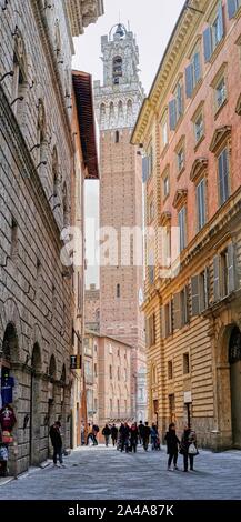 Siena, Italien - 03. März 2019: Torre del Mangia, an der berühmten Piazza del Campo entfernt Stockfoto