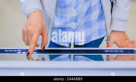 Frau mit interaktiven Touchscreen Display kiosk Stockfoto