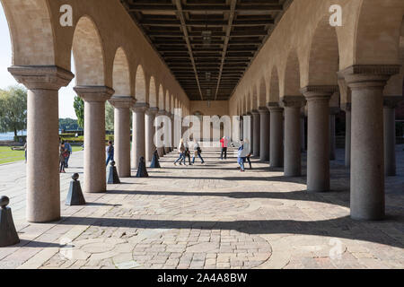 Stockholm, Schweden: Kolonnade und Arcade unter dem imposanten Rathaus (stadshuset) Gebäude, der Heimat der Gemeinderat. Stockfoto