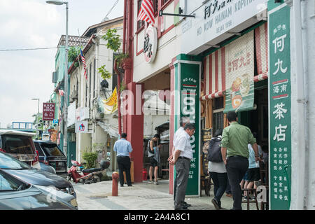 KL, Malaysia - Nov 9,2019: Menschen kann man in der Warteschlange vor der Ho Kow Hainam das Kopitiam. Es ist ein Jahrzehnte altes traditionelles Hainanese Coffee Shop, Stockfoto