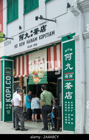 KL, Malaysia - Nov 9,2019: Menschen kann man in der Warteschlange vor der Ho Kow Hainam das Kopitiam. Es ist ein Jahrzehnte altes traditionelles Hainanese Coffee Shop, Stockfoto