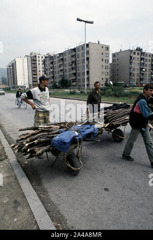 5. Juni 1993 während der Belagerung von Sarajevo: Während der häufigen, aber kurzen Waffenstillstand, junge Männer sind schnell, Brennholz zu sammeln. Stockfoto