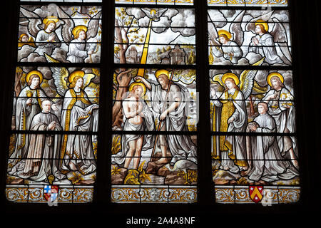 Buntglasfenster, das die Taufe Christi darstellt, Kathedrale von Beaune, Frankreich. Stockfoto