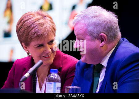 Aberdeen, Großbritannien. 13. Oktober 2019. Bild: (links) Nicola Sturgeon MSP - Erster Minister und Leiter der Scottish National Party (SNP); (rechts) Ian Blackford MP. Scottish National Party (SNP) Konferenz an der Aberdeen Exhibition Conference Centre (AECC). Credit: Colin Fisher/Alamy leben Nachrichten Stockfoto