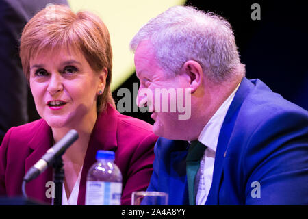 Aberdeen, Großbritannien. 13. Oktober 2019. Bild: (links) Nicola Sturgeon MSP - Erster Minister und Leiter der Scottish National Party (SNP); (rechts) Ian Blackford MP. Scottish National Party (SNP) Konferenz an der Aberdeen Exhibition Conference Centre (AECC). Credit: Colin Fisher/Alamy leben Nachrichten Stockfoto