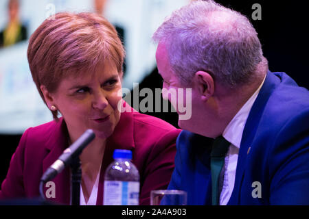 Aberdeen, Großbritannien. 13. Oktober 2019. Bild: (links) Nicola Sturgeon MSP - Erster Minister und Leiter der Scottish National Party (SNP); (rechts) Ian Blackford MP. Scottish National Party (SNP) Konferenz an der Aberdeen Exhibition Conference Centre (AECC). Credit: Colin Fisher/Alamy leben Nachrichten Stockfoto