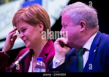 Aberdeen, Großbritannien. 13. Oktober 2019. Bild: (links) Nicola Sturgeon MSP - Erster Minister und Leiter der Scottish National Party (SNP); (rechts) Ian Blackford MP. Scottish National Party (SNP) Konferenz an der Aberdeen Exhibition Conference Centre (AECC). Credit: Colin Fisher/Alamy leben Nachrichten Stockfoto