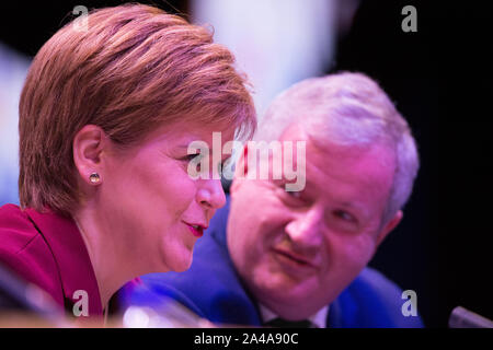 Aberdeen, Großbritannien. 13. Oktober 2019. Bild: (links) Nicola Sturgeon MSP - Erster Minister und Leiter der Scottish National Party (SNP); (rechts) Ian Blackford MP. Scottish National Party (SNP) Konferenz an der Aberdeen Exhibition Conference Centre (AECC). Credit: Colin Fisher/Alamy leben Nachrichten Stockfoto