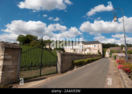 Das historische Weingut Domaine de la Pousse d'Or, Volnay, Burgund, Frankreich. Stockfoto