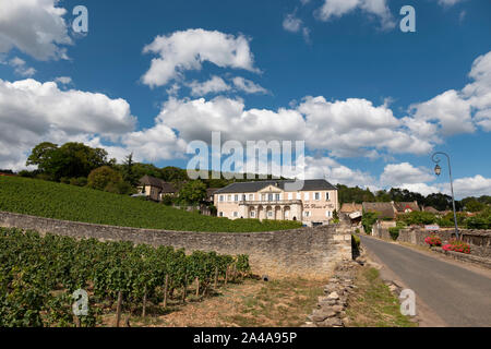 Das historische Weingut Domaine de la Pousse d'Or, Volnay, Burgund, Frankreich. Stockfoto