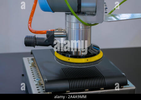 Automatisierte Roboterarm bewegt und Orte Objekte auf Messe, Ausstellung Stockfoto