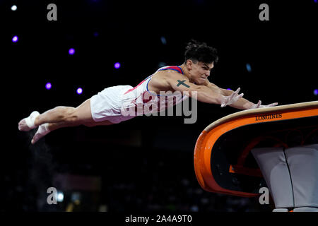 Stuttgart, Deutschland. 13 Okt, 2019. Artur Dalaloyan Russlands konkurriert, während die Männer's Vault Finale bei den 2019 Abb. Gymnastics World Championships in Stuttgart, Deutschland, Okt. 13, 2019. Credit: Zhang Cheng/Xinhua/Alamy leben Nachrichten Stockfoto