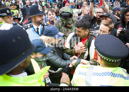 Der Londoner Metropolitan Police anzugehen und Verhaftung antifa Anhänger an die Anti Trump März in London Stockfoto