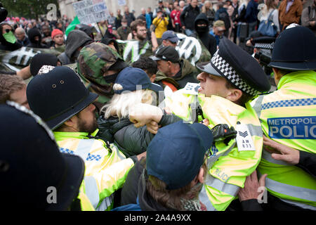 Der Londoner Metropolitan Police anzugehen und Verhaftung antifa Anhänger an die Anti Trump März in London Stockfoto