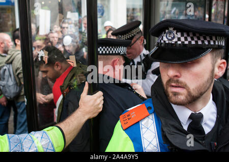 Der Londoner Metropolitan Police anzugehen und Verhaftung antifa Anhänger an die Anti Trump März in London Stockfoto