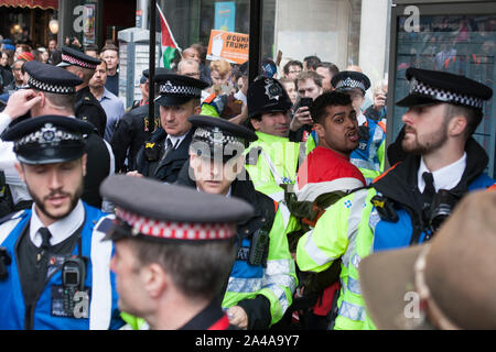 Der Londoner Metropolitan Police anzugehen und Verhaftung antifa Anhänger an die Anti Trump März in London Stockfoto