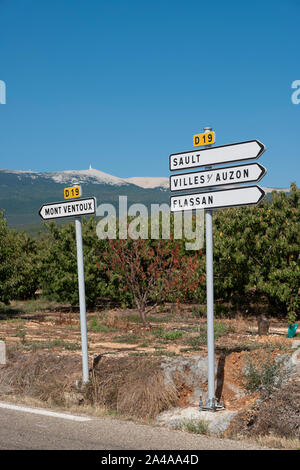 Straßenschilder in der Mont Ventoux, Provence, Frankreich. Stockfoto