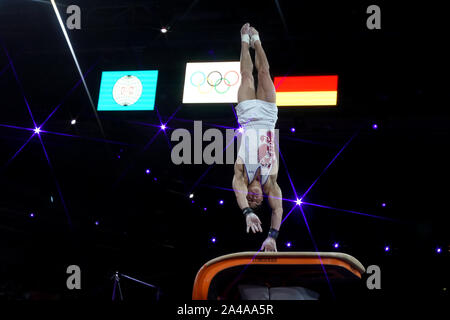 Stuttgart, Deutschland. 13 Okt, 2019. Artur Dalaloyan Russlands konkurriert, während die Männer's Vault Finale bei den 2019 Abb. Gymnastics World Championships in Stuttgart, Deutschland, Okt. 13, 2019. Credit: Zhang Cheng/Xinhua/Alamy leben Nachrichten Stockfoto