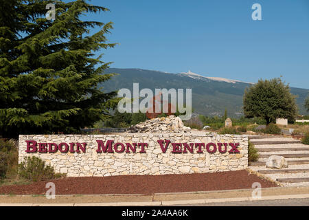 Round-about Kunstwerk auf der Straße, die in Bedoin, Provence, Frankreich. Stockfoto